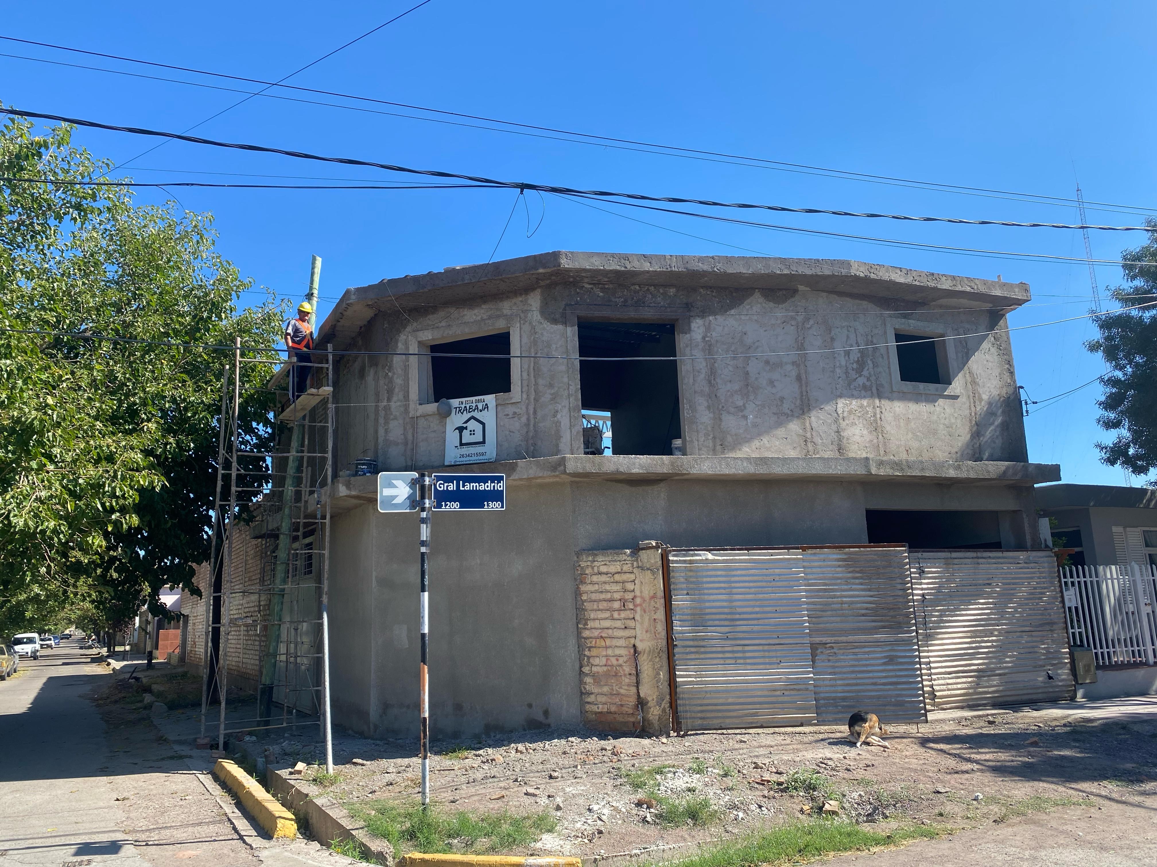 Gral. Lamadrid — de ladrillo visto a dos plantas — después de la obra