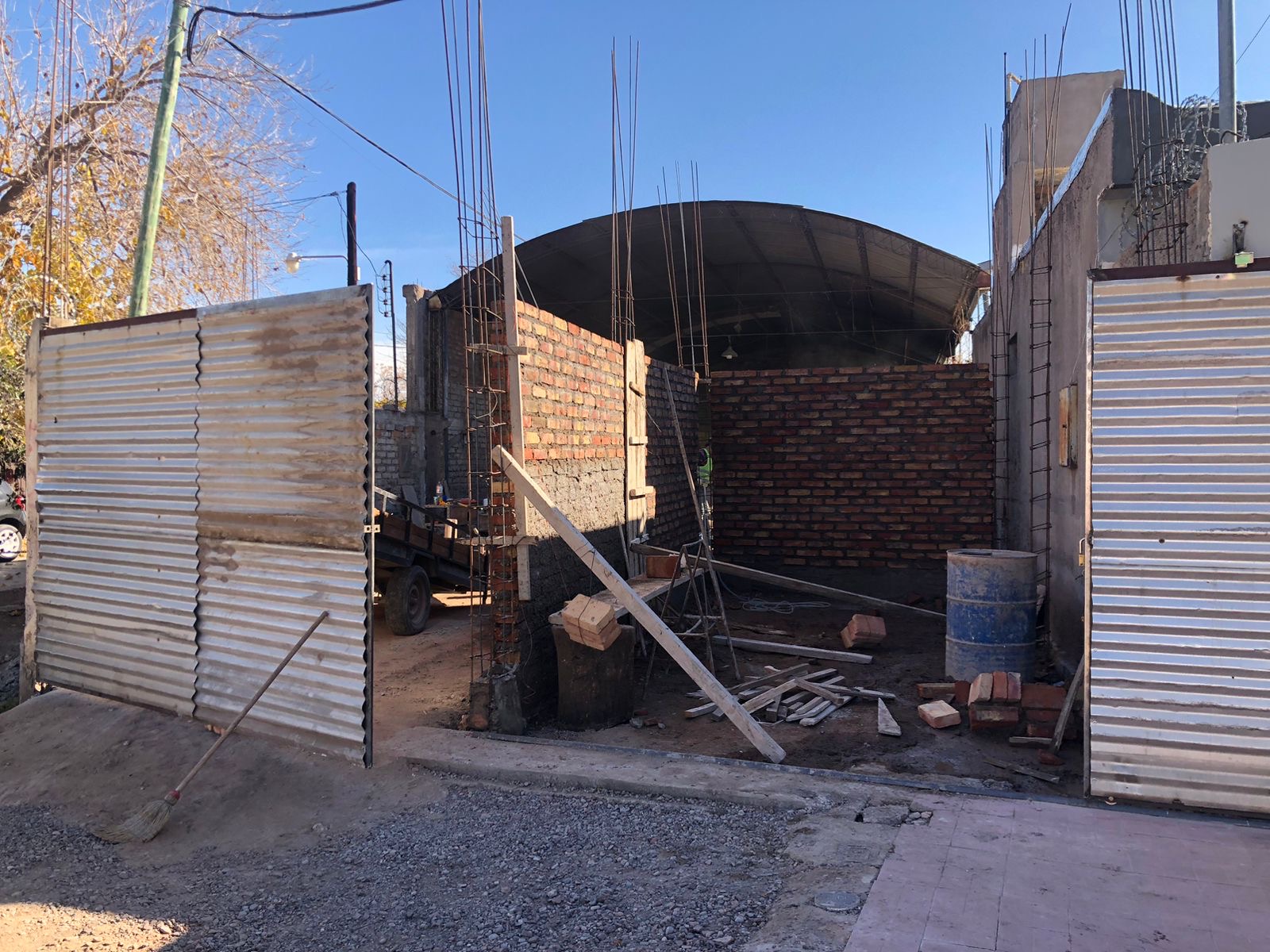 Gral. Lamadrid — de ladrillo visto a dos plantas — antes de la obra